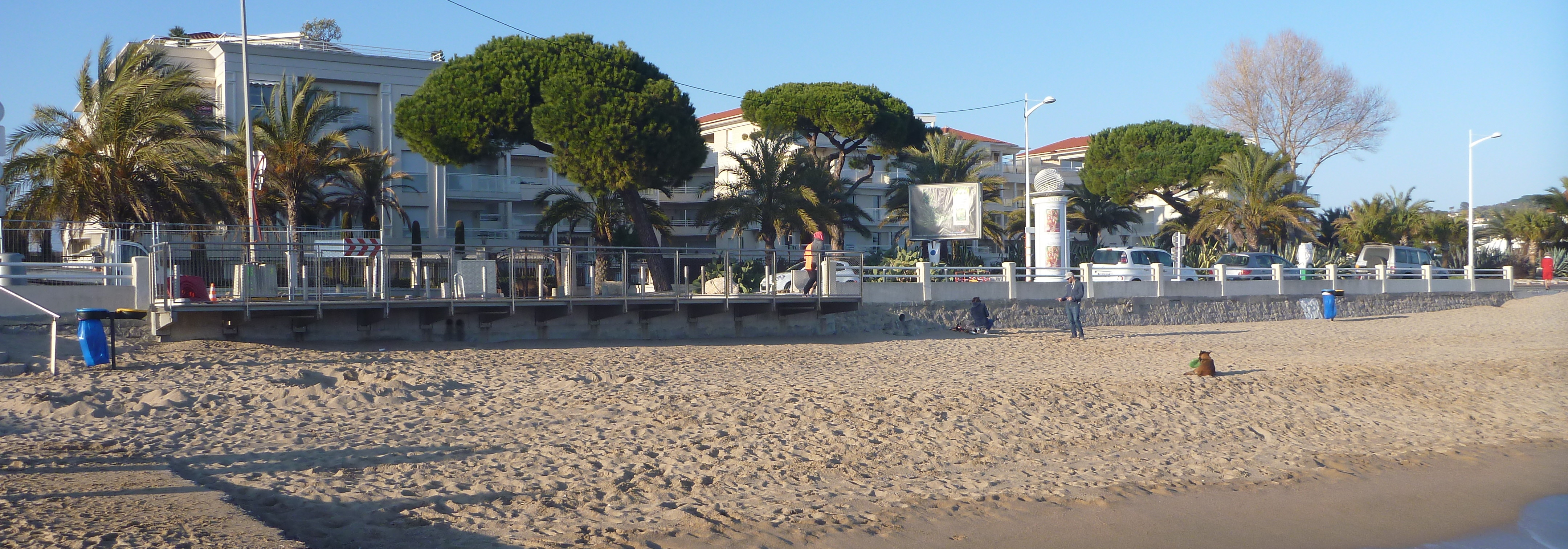 Cannes , 2 pièces de 44m², (Terrasse de 37m2) et jardinet avec  Box en bord de mer !
